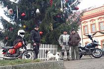 Motorkáři u vánočního stromu v Rakovníku