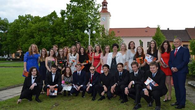 Studenti gymnázia obdrželi ve Slavnostním sále Městského úřadu Nové Strašecí maturitní vysvědčení.