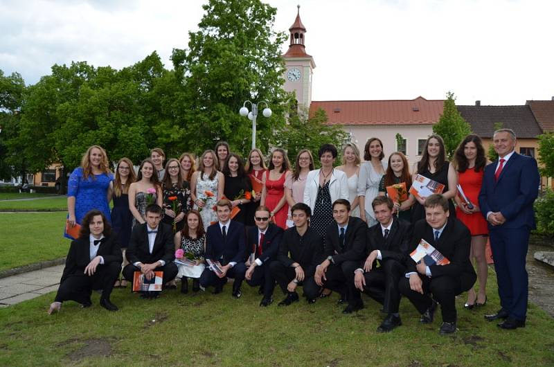 Studenti gymnázia obdrželi ve Slavnostním sále Městského úřadu Nové Strašecí maturitní vysvědčení.