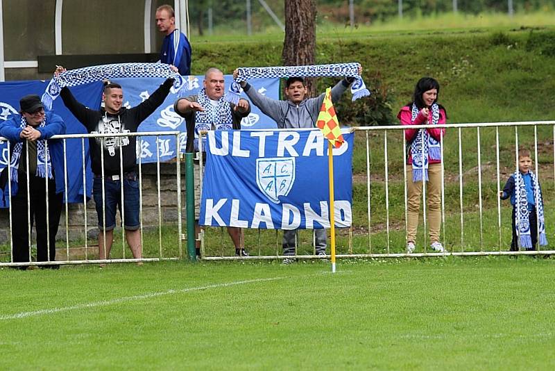 Tatran Rakovník (v růžovém) - SK Kladno 0:1