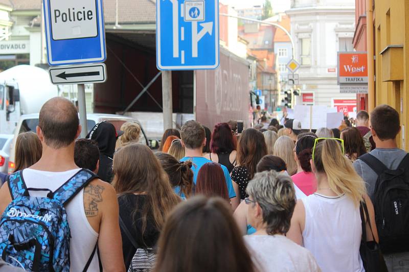 Rakovničtí studenti ve středu veřejně protestovali proti personálním změnám na místní obchodní akademii. 