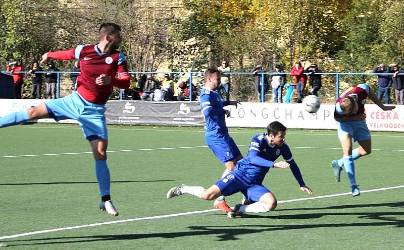 Vyšehrad (v modrém) si poradil doma s SK Rakovník 2:0.