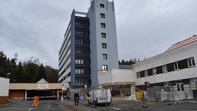 Hlavní budova Masarykovy nemocnice v Rakovníku dostala nový kabát. Před ní vzniká nový vstup.