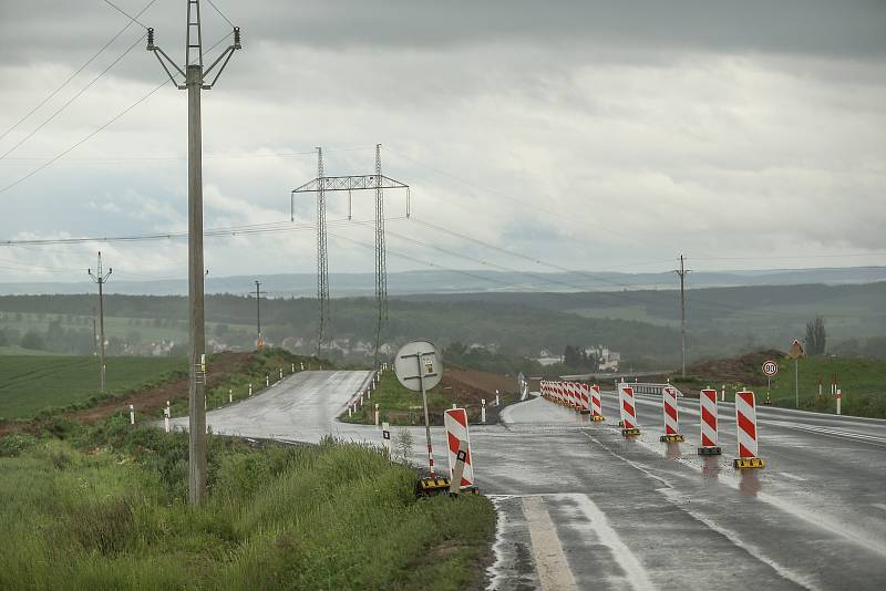 Nová přeložka silnice I/6. Přeložka v délce 1569 m se nachází mezi Řevničovem a Krušovicemi a vede také pod mostem pod budoucí D6