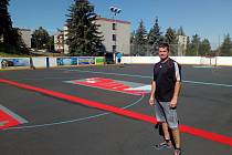 V červenci 2020 začala instalace nového multifunkčního plastového povrchu, při které nechyběl ani předseda hokejbalového klubu Miroslav Tlustý.