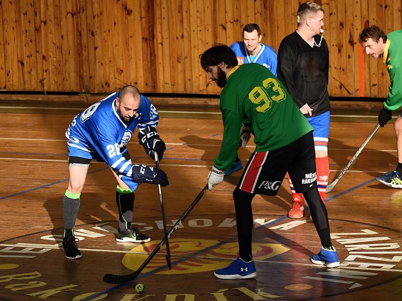 Multi charitativní akce Retro hokejbal pomáhá se v rakovnické sportovní hala uskutečnila již počtvrté.