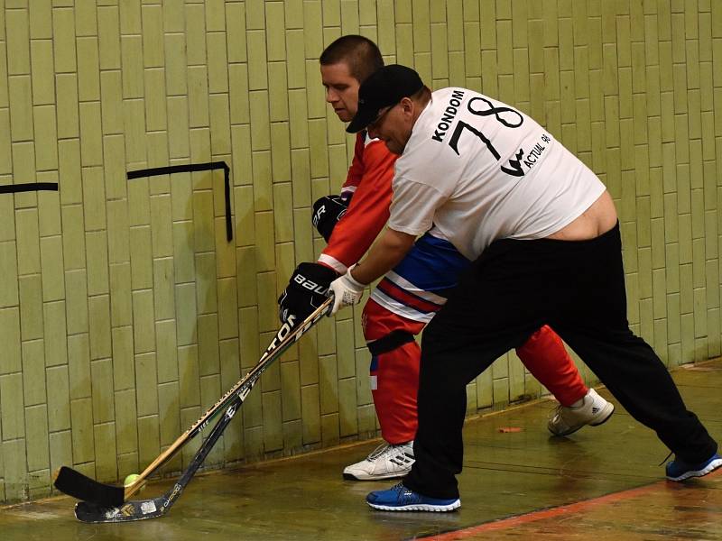 Multi charitativní akce Retro hokejbal pomáhá se v rakovnické sportovní hala uskutečnila již počtvrté.