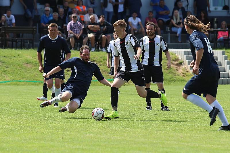 Z fotbalového utkání III. třídy Řevničov - Kroučová (0:1) a následných oslav postupu domácího mužstva