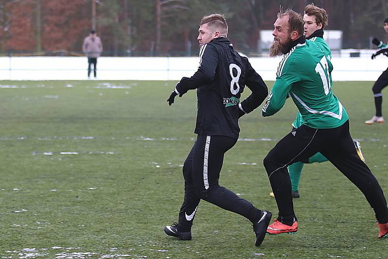 Divizní fotbalisté Tatranu Rakovník (v zeleném) vyhráli v přípravném utkání nad celkem Dobříše jasně 5:2.