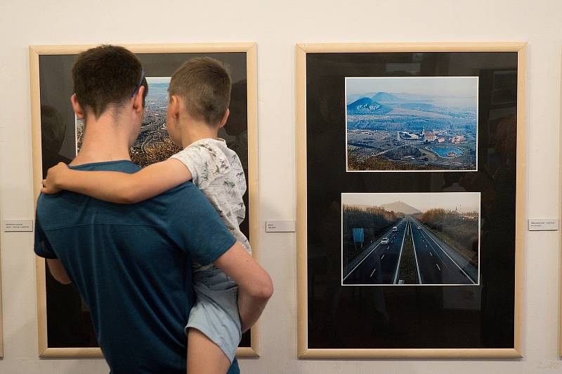 Vernisáž Josefa Chrástky ve výstavní síni rakovnické radnice.