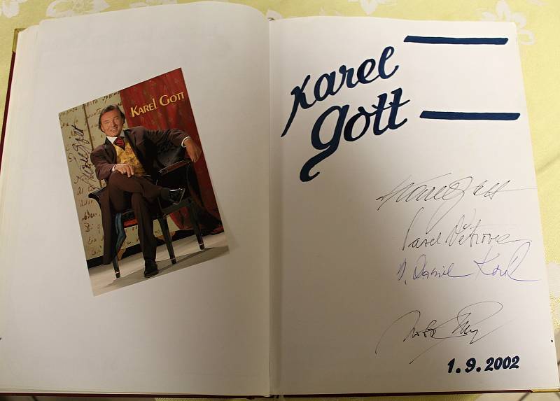 Nejslavnější český zpěvák Karel Gott navštívil Rakovník, konkrétně Kulturní centrum, 1. září 2002.