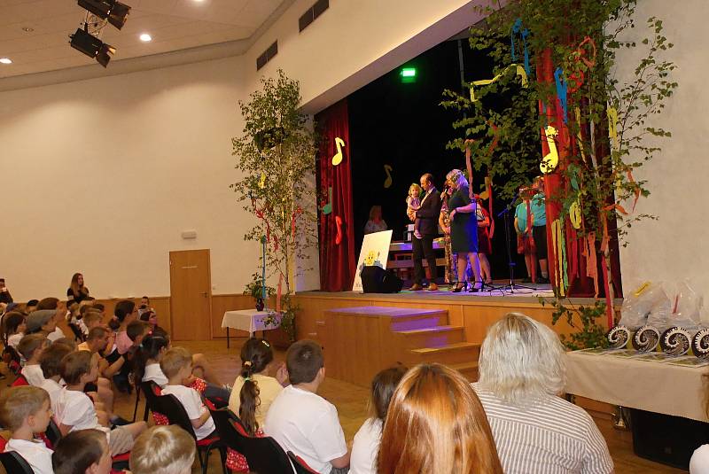 Kulturní dům v Jesenici hostil soutěž v tanci a zpěvu - Notičku.