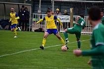 SK Rakovník (ve žlutém) v domácí jarní premiéře přemohl jasně Podlesí 5:0.