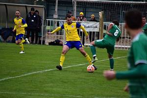 SK Rakovník (ve žlutém) v domácí jarní premiéře přemohl jasně Podlesí 5:0.