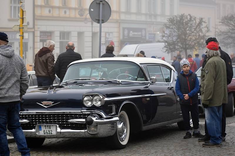 Čtvrteční sraz autoveteránů na Husově náměstí v Rakovníku.