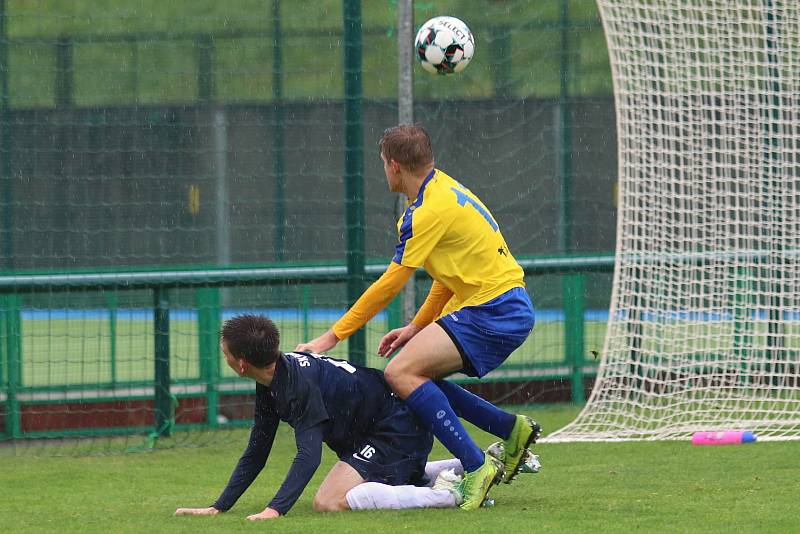 Rakovník (ve žlutém) podlehl doma Benešovu v dalším kole ČFL vysoko 0:3.