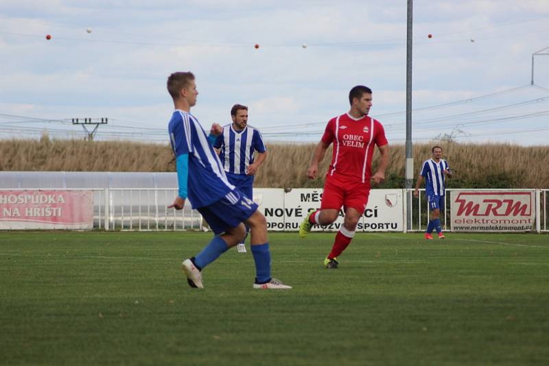 Fotbalisté Nového Strašecí (v modrobílém) porazili na svém hřišti Velim 2:1.