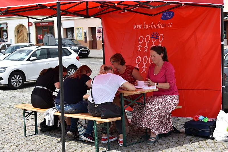 Z náboru dárců kostní dřeně na rakovnickém náměstí.