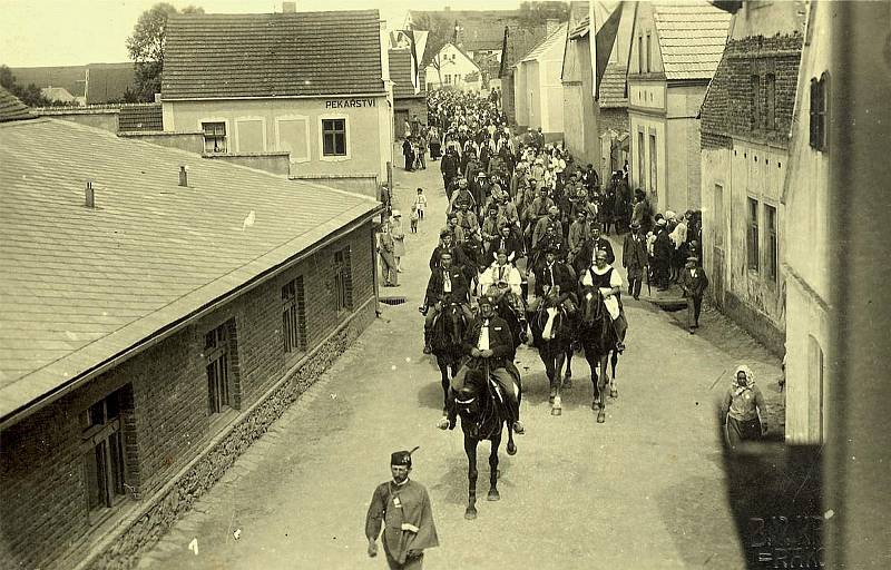 Šanov, průvod Sokola v roce 1932.