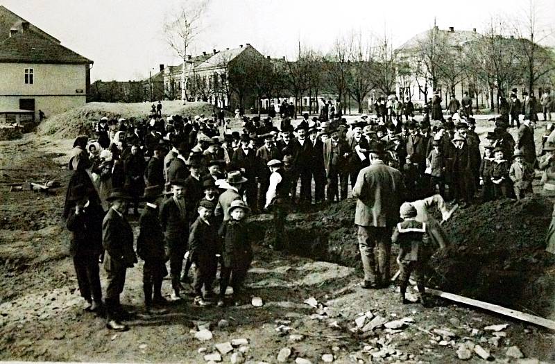 Položení základního kamene sokolovny 30. 3. 1913.