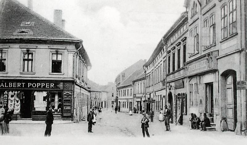 Pohled do Trojanovy ulice z náměstí kolem roku 1902.