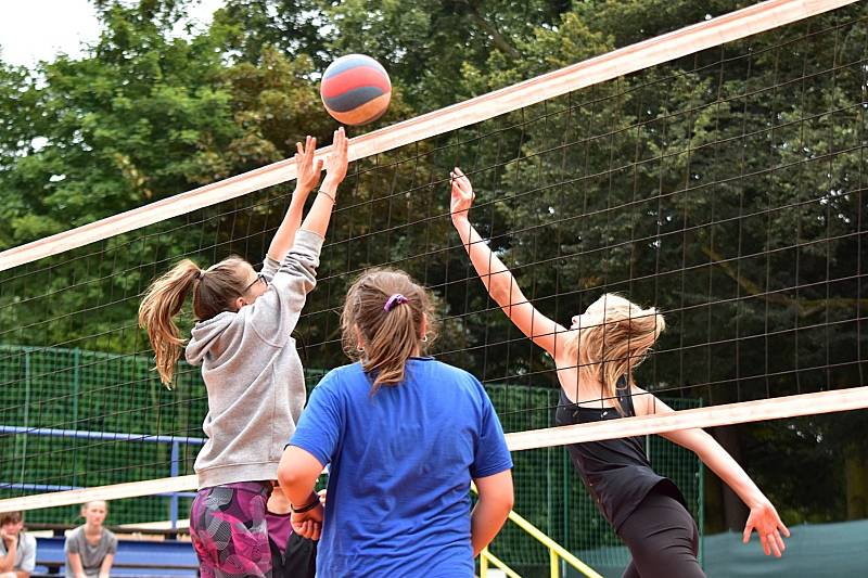 Volejbalové soustředění starších žákyň VK Rakovník bylo letos na antukových a beachvolejbalových kurtech Na Sauně.