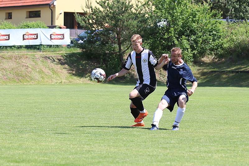 Z fotbalového utkání III. třídy Řevničov - Kroučová (0:1) a následných oslav postupu domácího mužstva