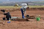 Na hlavní trase plánované dálnice D6 u Nesuchyně a Krupé probíhá archeologický průzkum, který provádí Česká společnost archeologická.