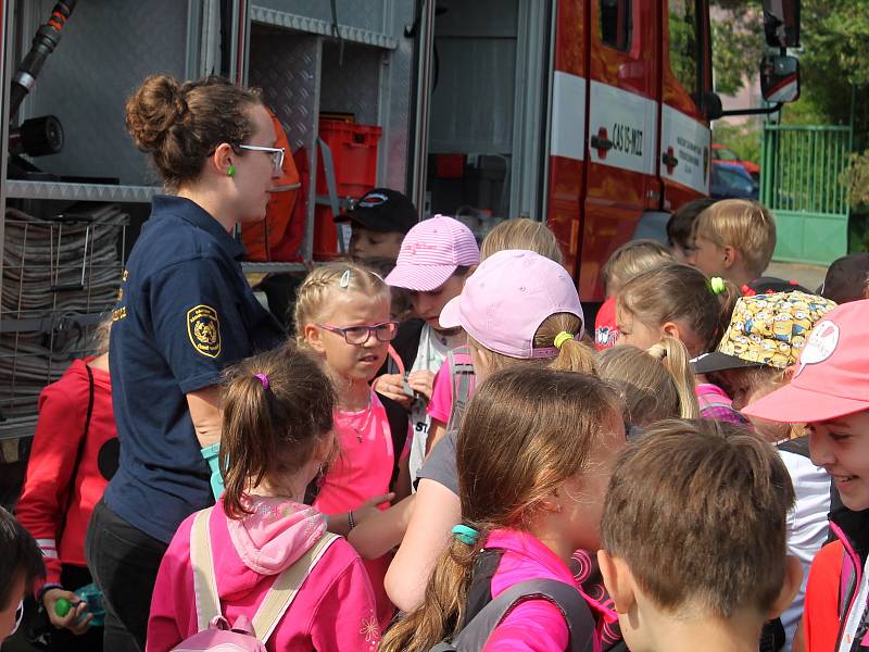 Na 3. ZŠ v Rakovníku se uskutečnil Den se záchranáři. Do projektu se zapojilo 450 dětí.