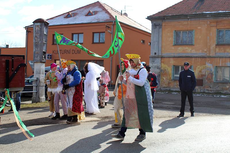 V sobotu odpoledne prošel Kolešovicemi masopustní průvod. Doprovázela ho kapela na povoze a místním nechyběla dobrá nálada.