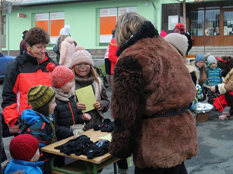 Hrátky s čerty na zbečenské návsi přilákaly desítky rodin.