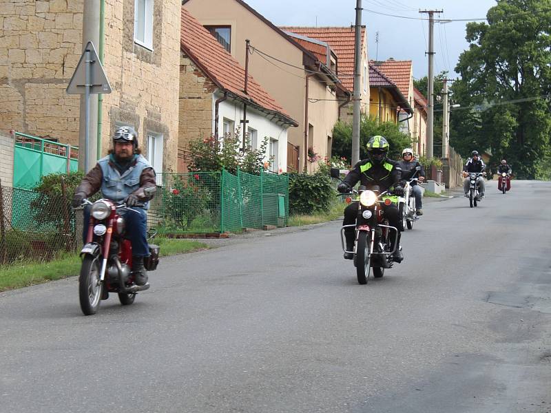 Jízda historických vozidel do vrchu Džbán.