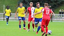 SK Rakovník (ve žlutém) konečně prolomil smůlu a slaví první výhru v ČFL - doma přemohl Karlovy Vary 4:2.