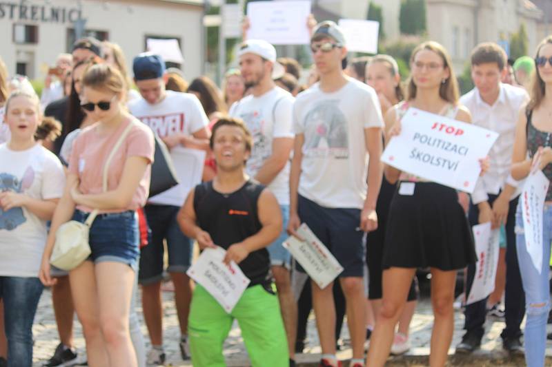 Studenti v Rakovníku protestují proti propouštění učitelů.