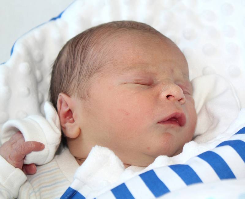 OLIVER ŠMÍD, PAVLÍKOV Narodil se 17. prosince 2017. Po porodu vážil 3,57 kg a měřil 51 cm. Rodiče jsou Simona a Martin.