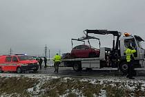 Po srážce vozidla značky Citroën s Renaultem na Rakovnicku jeden řidič zemřel a dva lidé utrpěli vážná poranění.