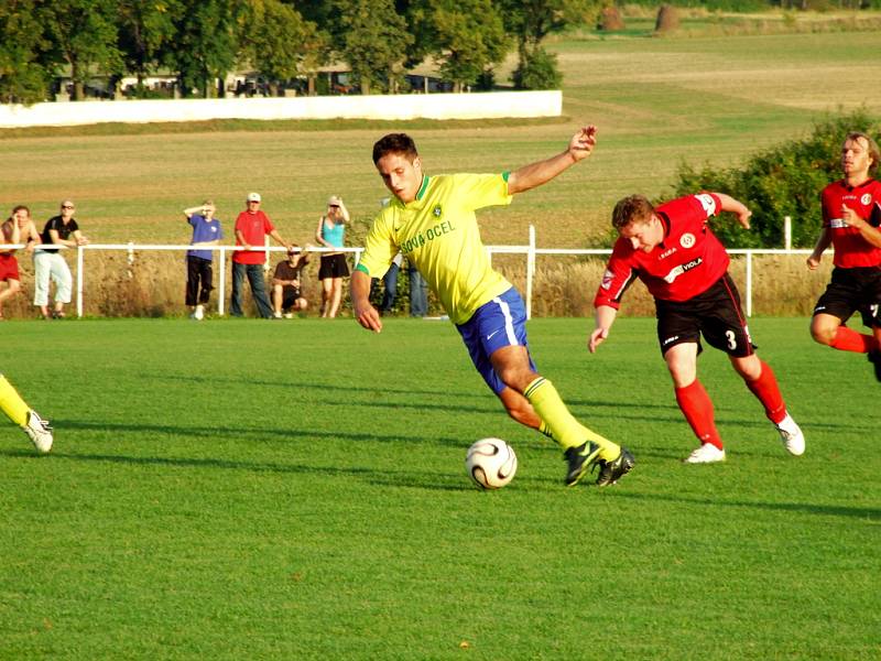 OLešenský Pavel Brejcha uniká stoperu Lužné L. Hájkovi