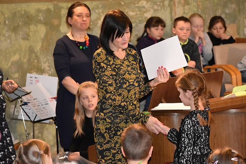 Slavnostní předávání pololetního vysvědčení prvňákům 2. základní školy v rakovnické synagoze.