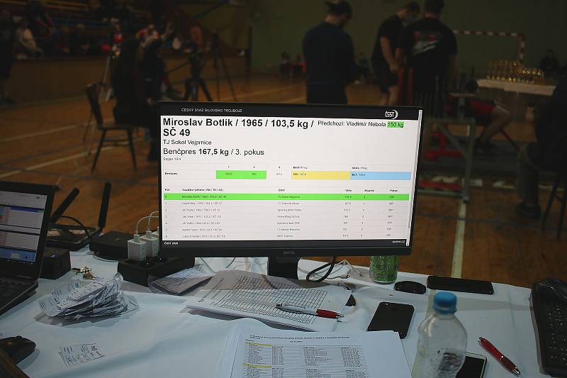 Z Mistrovství České republiky v benchpressu ve sportovní hale v Rakovníku.