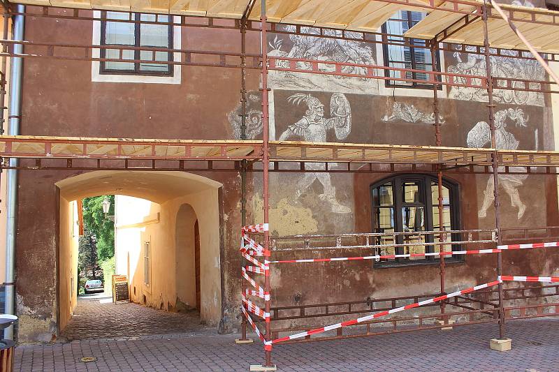 Restaurátor Jan Turský začne s opravou sgrafit co nejdříve. Lešení už stojí.