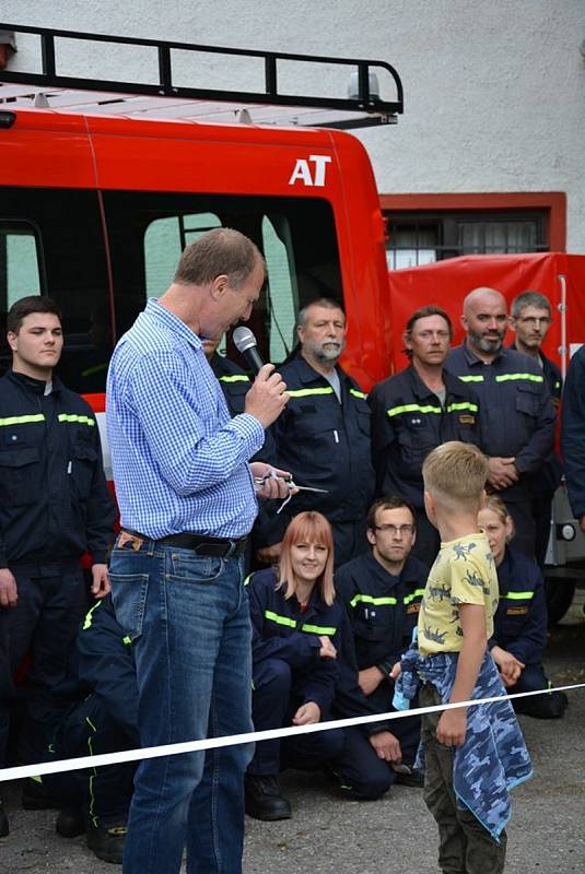 Sbor dobrovolných hasičů Zbečno má nový dopravní automobil.