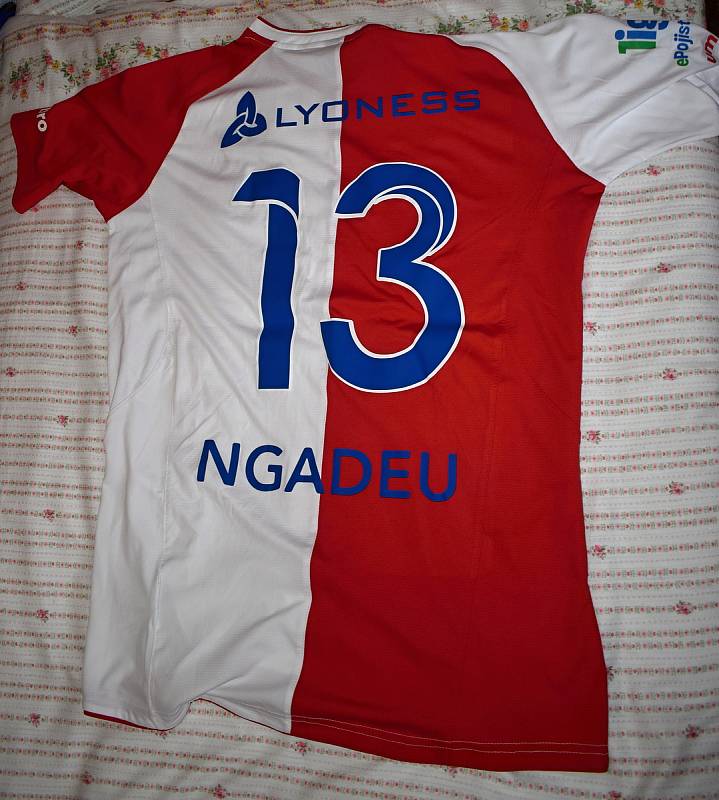 Svůj dres věnoval i Michael Ngadeu-Ngadjui.