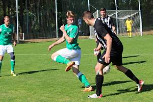 Na podzim Lhota (v zeleném) porazila v hektickém duelu Hředle 7:3, teď jí soupeř vrátil - zvítězil 4:1