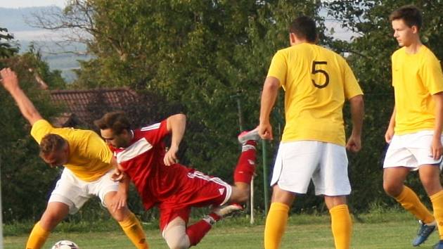 Zavidov (v červeném) sice bojoval a vedl 2:0, ale dál v poháru jdou Tuchlovice, vyhrály 5:2. 