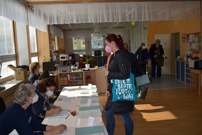 Volby ve 3. a 4. volebním okrsku v Mateřské škole Klicperova v Rakovníku.