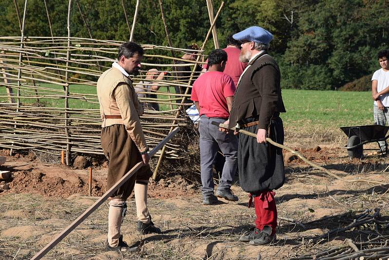 Stavba experimentální dělostřelecké reduty u rakovnického letiště.