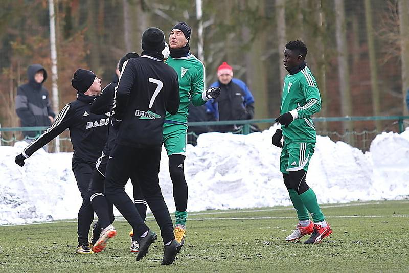 Divizní fotbalisté Tatranu Rakovník (v zeleném) vyhráli v přípravném utkání nad celkem Dobříše jasně 5:2.