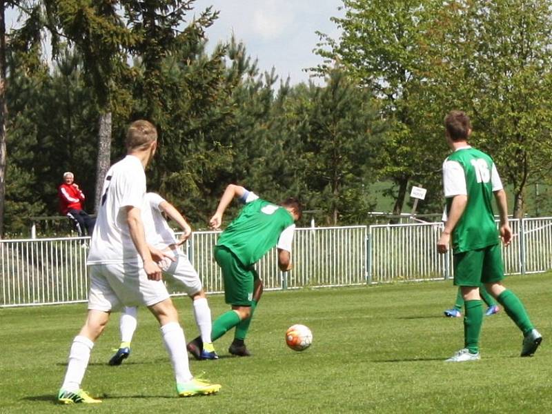 Starší dorost Tatranu Rakovník (v zeleném) sehrál doma dobrý zápas, s lídrem tabulky Hořovickem remizoval 2:2. 