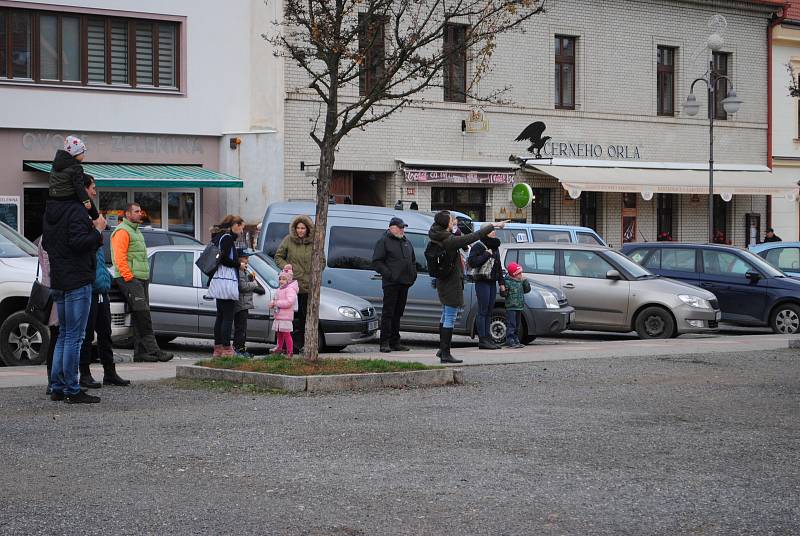 Historické centrum Rakovníka zdobí od pátku strom z obce Kolešovice.