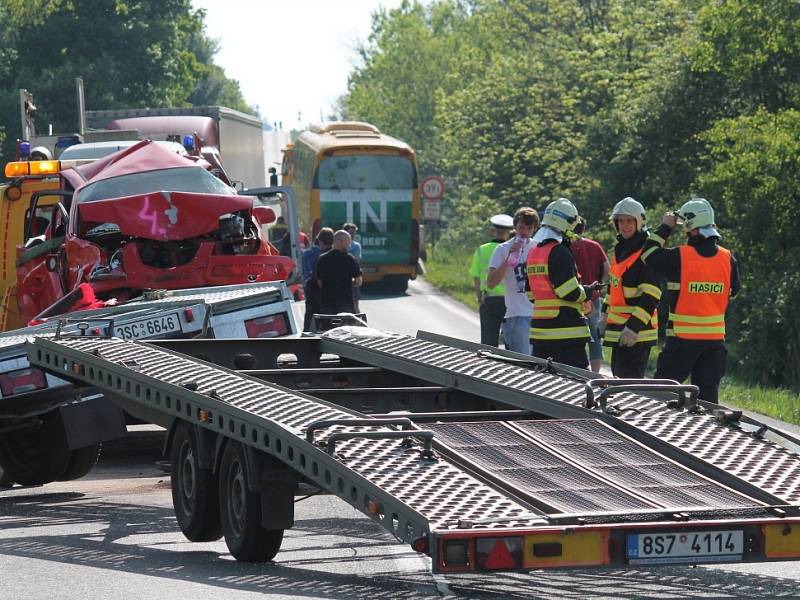 Nehoda na karlovarce u železničního přejezdu u Krupé